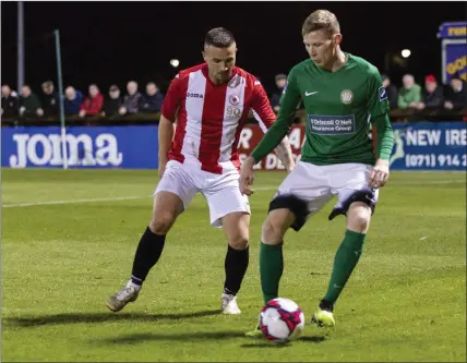  ??  ?? Mikey Drennan tries to dispossess Kevin Lynch. Pics: Donal Hackett.