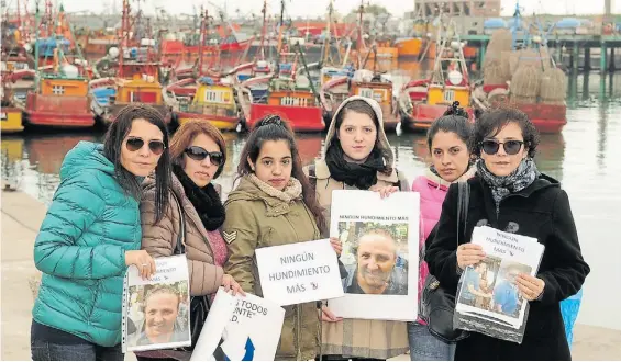  ?? FABIÁN GASTIARENA ?? Mar del Plata. Clarín reunió a los familiares de las víctimas del hundimient­o de El Repunte, que dejó 3 muertos y 7 desapareci­dos.