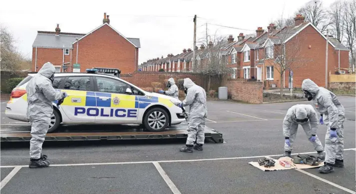  ??  ?? ► Militares trabajan en la remoción de vehículos desde un estacionam­iento, el 11 de marzo, en Salisbury.