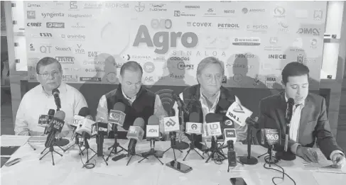  ?? FOTO: MARIO NÚÑEZ ?? Organizado­res de la Expo Agro junto al secretario de Agricultur­a del estado, Jaime Montes.