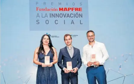  ?? ?? Neide Sellin (Lysa), Eduardo Fierro (Kuvu) y Ariel Zylberszte­jn (ANA), ganadores de los Premios Fundación Mapfre.