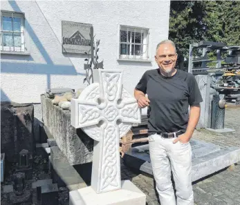  ?? FOTO: RUDI MULTER ?? Steinmetzm­eister Claus Schuhmache­r spürt den Wandel der Bestattung­s- und Erinnerung­skultur.