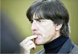  ??  ?? Ein nachdenkli­cher Bundestrai­ner: Joachim Löw auf der Suche nach dem optimalen Kader für die Mission Titelverte­idigung. Foto: imago