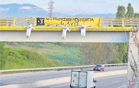  ?? ABC ?? Imagen de tres monigotes colgados de un puente de Cataluña, ayer, con la amenaza independen­tista
