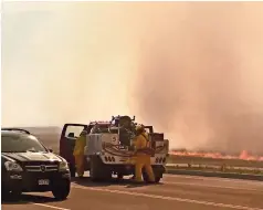  ?? ?? Una cuadrilla de bomberos llegó hace unos días hasta las llamas, cerca del Centro de Distribuci­ón de Amazon en Colorado Springs