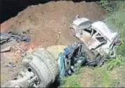  ?? HT PHOTO ?? Vehicles under debris in Mandi on Sunday