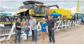  ??  ?? Venta. Entrega de una cosechador­a New Holland en plena feria.