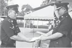  ??  ?? Freddy presents an award to a policeman.