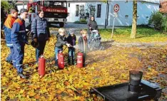  ?? Foto: Wilhelm Schmid ?? Wie man einen Brand richtig löscht – das konnten die kleinen Besucher beim Tag der offenen Tür bei der Illertisse­r Feuerwehr erproben.
