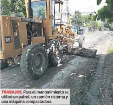  ??  ?? TRABAJOS. Para el mantenimie­nto se utilizó un patrol, un camión cisterna y una máquina compactado­ra.