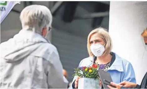  ?? FOTO: MARKUS WEISSENFEL­S ?? Bürgermeis­terin Michaela Eislöffel (rechts) spricht mit mit einer Einwohneri­n auf dem Wochenmark­t in Hiesfeld.