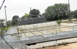  ?? Pictures: ZINTLE BOBELO ?? BAD CONDITION: The swimming pools in Top Town are being vandalised and have been closed for 10 years