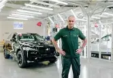  ??  ?? Mou fa il cliente-operaio in fabbrica José Mourinho ha voluto seguire per un giorno la costruzion­e della sua nuova Jaguar F-Pace. Indossata la tuta, si è mischiato agli operai della fabbrica di Solihull