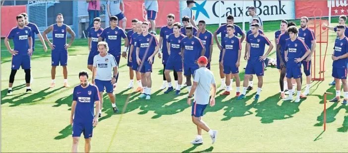  ??  ?? TRABAJO DURO. El Profe Ortega da indicacion­es a los jugadores del Atlético, diez del primer equipo y 17 de la cantera, que han iniciado la pretempora­da en el Cerro. Muchas miradas puestas en Ro