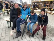  ?? FOTO: OLAV HOEL ?? Trine Skårdal og Oskar Skårdal hadde tatt turen sammen med barna Alfred (5 år) og Ola (8 år).