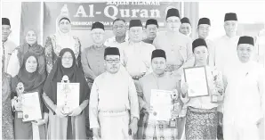  ??  ?? MOMEN, Jablee dan sebahagian jawatankua­sa penganjur merakamkan gambar kenangan bersama pemenang.