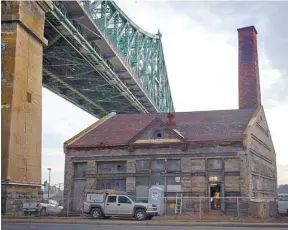  ?? JACQUES NADEAU LE DEVOIR ?? Sous le pont, la maison à l’immense cheminée en intrigue plus d’un. En fait, il ne s’agit pas d’une ancienne habitation, mais d’une station de pompage datant de 1887.