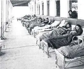  ??  ?? Salud serrana. Pacientes con tuberculos­is en el hospital Domingo Funes, creado para mujeres. El enorme hospital de Santa María de Punilla, en 1900. Y el Domingo Funes como hoy se ve.