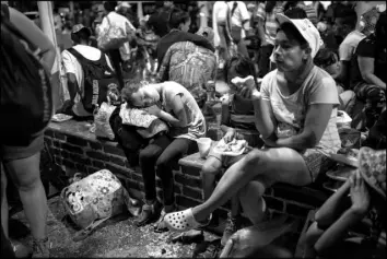  ?? RODRIGO ABD / ASSOCIATED PRESS ?? Central American migrants, traveling with a caravan to the U.S., prepare to leave Mapastepec, Mexico, on Thursday.