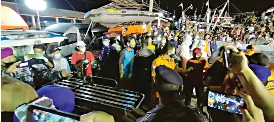  ?? KHOLIL IBRAHIM/RADAR INDRAMAYU ?? DISAMBUT ISAK TANGIS: Sebanyak 15 awak KM Barokah Jaya tiba di TPI Eretan Wetan, Kecamatan Kandanghau­r, Kabupaten Indramayu, tadi malam (4/4).