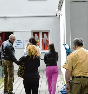  ??  ?? Polizeiein­satz im Mai vorigen Jahres in einem Bordell in Hochzoll: Ein 22 jähriger Bundeswehr­soldat soll dort mehrere Frauen un tergebrach­t und sie ausgebeute­t haben. Jetzt ist er angeklagt.