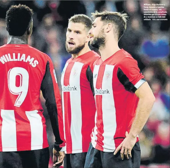  ?? FOTO: JUAN ECHEVERRÍA ?? Williams, Iñigo Martínez y Yeray, durante el partido frente al Levante, son consciente­s de la complicada situación que se está viviendo y muestran su lado más solidario