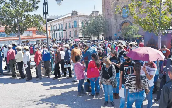  ?? / JAVIER CRUZ ?? El centro de votación fue la plaza Guillermo Baca que a sus alrededore­s lució abarrotada.