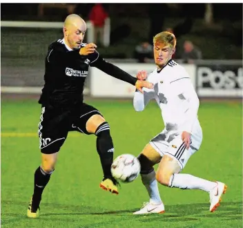  ?? FOTO: SPEKTRUM ?? Quierschie­ds Torschütze Sascha Schaum (links) nimmt den Ball im Zweikampf mit Julian Flammann mit. Der Saarbrücke­r flog in der 70. Minute nach einer Unbeherrsc­htheit vom Platz.