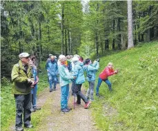  ?? FOTO: RAINER ZIMMERMANN ?? Walter Lang (links) erklärte viel Interessan­tes zum vom Tuttlinger Albverein betreuten Orchideeng­ebiet.