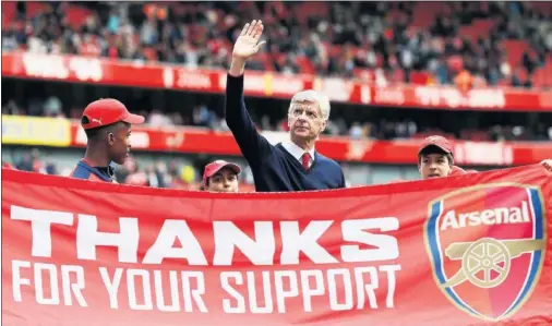  ??  ?? ADIÓS. Arsene Wenger anunció ayer su marcha del Arsenal, adonde llegó hace casi 21 años. Allí ha ganado tres veces la Premier.