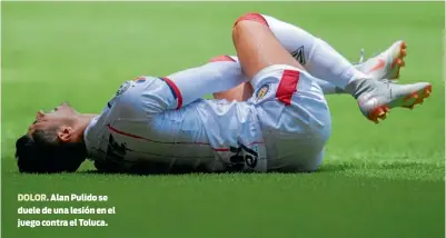  ??  ?? DOLOR. Alan Pulido se duele de una lesión en el juego contra el Toluca.