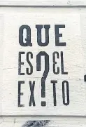  ??  ?? Pregunta sin respuesta. De 2016, “esta pieza refiere a la cultura del like, y la alabanza de la acumulació­n de nada”