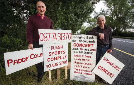  ?? Photo by John Reidy. ?? Getting the message out: Duagh Sports and Leisure Complex Committee members Nelius Collins (left) and Andy Keane bringing their message to the roadsides around Castleisla­nd.