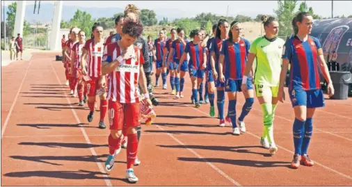  ??  ?? 2017. Salida al campo del Atlético y Barcelona Femenino en la edición de la Copa de la Reina de 2017 que ganaron las culés por 4-1.