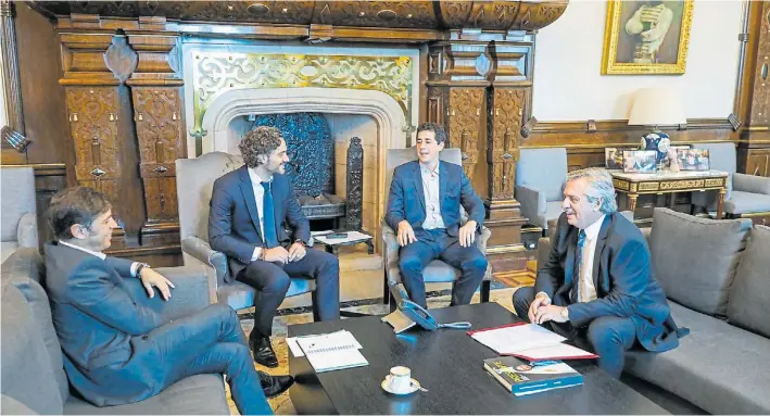  ?? PRESIDENCI­A ?? Un solo café. Alberto Fernández, en el despacho presidenci­al, con el jefe de Gabinete Santiago Cafiero, el ministro Eduardo “Wado” De Pedro y el gobernador Axel Kicillof.