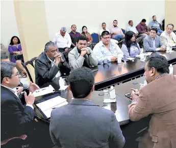 ??  ?? El presidente Hernández ha tenido reuniones con sectores políticos minoritari­os y con organizaci­ones económicas y académicas.
