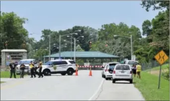  ?? ERIC SCHULTZ — THE ASSOCIATED PRESS ?? Madison County Sheriff’s Deputies and Huntsville Police officers block Martin Road leading to Redstone Arsenal Gate 1, Tuesday in Huntsville, Ala. Authoritie­s locked down the Alabama military post on Tuesday amid reports of possible active shooter, and...