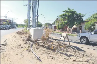  ??  ?? Zona de obra de la ANDE en Primer Presidente y Madame Lynch donde se erigieron cuatro torres para la nueva línea de 220.000 voltios en reemplazo de la línea de 66.000 voltios.