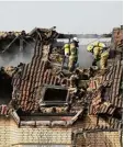  ?? Foto: Oliver Berg, dpa ?? Die Dachstühle mehrerer Häuser brann ten aus.