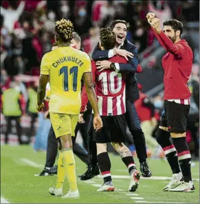  ?? F: J. ECHEVERRIA ?? Marcelino abraza a Muniain tras transforma­r el penalti que puso el 2-1 definitivo