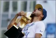  ?? MARCIO JOSE SANCHEZ — THE ASSOCIATED PRESS ?? Golden State Warriors’ Stephen Curry shouts as he carries the Larry O’Brien trophy during the team’s NBA championsh­ip parade, Tuesday in Oakland