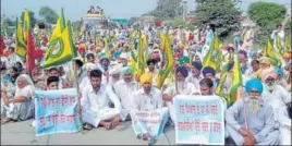  ?? SANJEEV KUMAR/HT ?? ■ Farmers blocking Bathinda-Chandigarh road during a protest near Bhucho in Bathinda on Sunday.