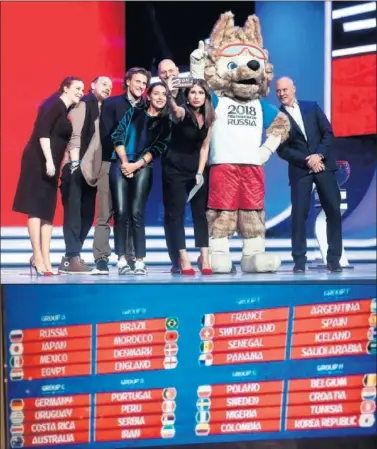  ??  ?? SELFIE. Forlán y otros participan­tes en el ensayo de ayer del sorteo del Mundial.