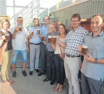  ?? FOTO: JOSEF SCHNEIDER ?? Das Bier zum viertägige­n Sankt Leonhardsf­est in Stödtlen ist gelungen. Das fanden bei der Bierprobe in der Ellwanger Rotochsen-Brauerei (von links): Patricia Mangold, Berthold Reeb, Ralf Leinberger, Alexander Veit, Wolfgang Kindermann, Lissy Pflanz,...