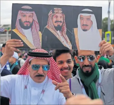  ??  ?? APOYO ÁRABE. La afición de Arabia muestra imágenes de sus dirigentes para animar a su selección.