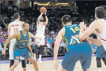  ?? FOTO: EFE ?? Ricky Rubio lanza un triple. El base de El Masnou falló sus cinco primeros intentos desde más allá del arco