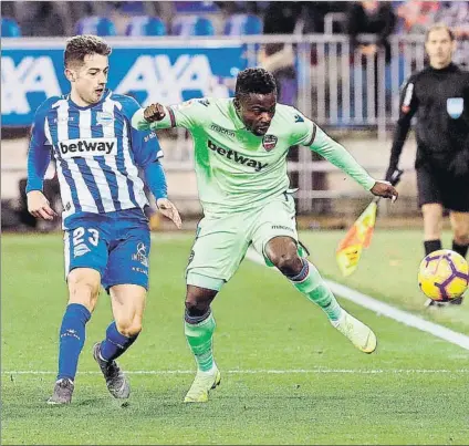  ?? FOTO: EFE ?? Jony, decisivo El extremo zurdo del Alavés, en pugna con Boateng, puso un centro de gol y marcó el que sentendió el partido