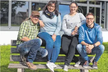  ?? FOTO: KATRIN BÖLSTLER ?? Die neue Crew der Schulsozia­larbeit und im Jugendtref­f (von links): Oliver Nessensohn, Nisha Burth, Anna Halder und Manuel Scheitler.