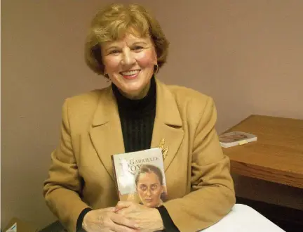  ?? Photo : Gracieuset­é Annette SaintPierr­e ?? Annette Saint-Pierre a publié un essai littéraire sur son auteure fétiche Gabrielle Roy en 2005. Un livre parmi une quinzaine, dont plusieurs romans.