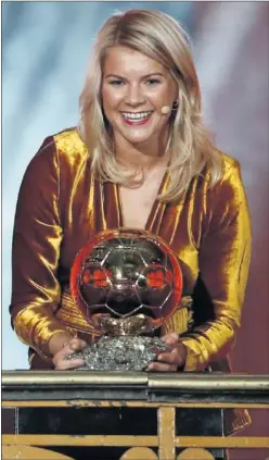  ??  ?? RADIANTE. Ada Hegerberg posa feliz con el Balón de Oro.